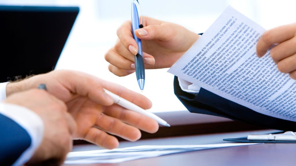 une personne signe un acte de cautionnement une personne signe un acte de cautionnement