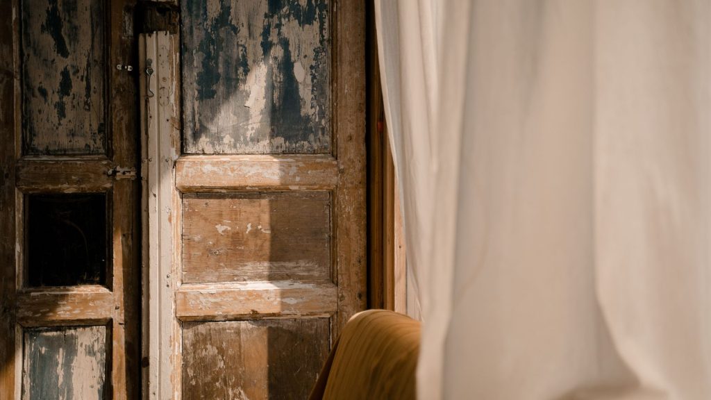 De vieux meubles victimes de la vétusté De vieux meubles victimes de la vétusté