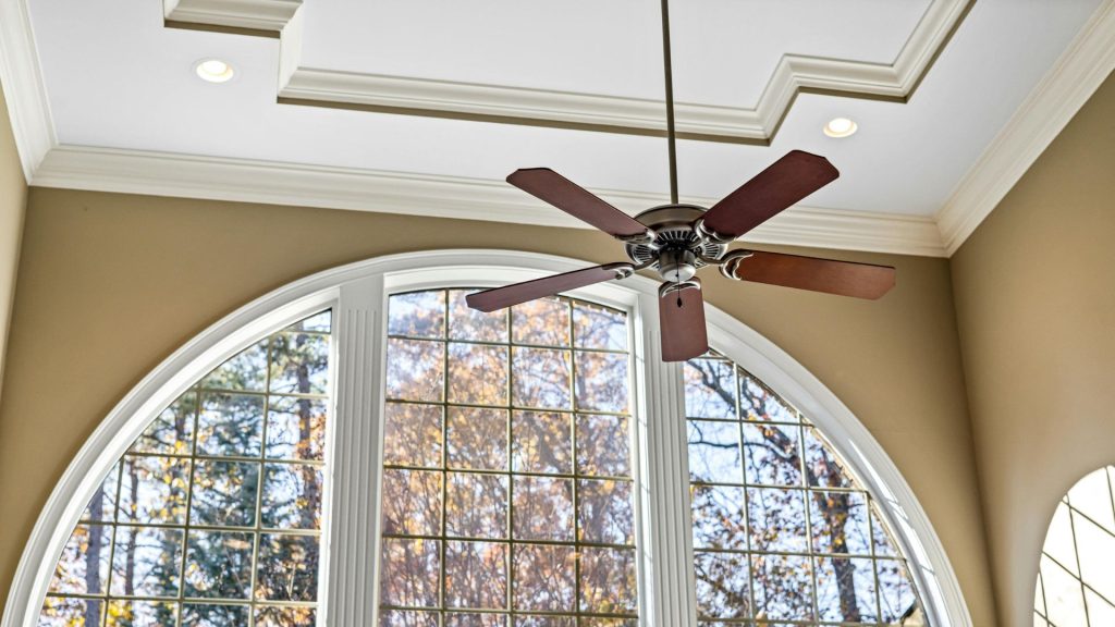 Un ventilateur accroché au plafond Un ventilateur accroché au plafond