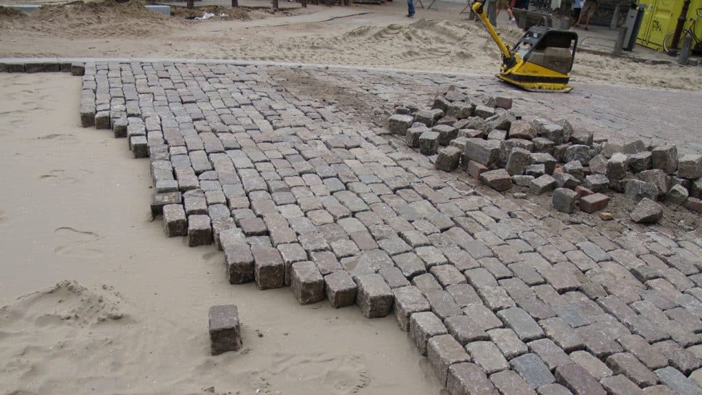 Une allée de pavés posés sur du sable Une allée de pavés posés sur du sable