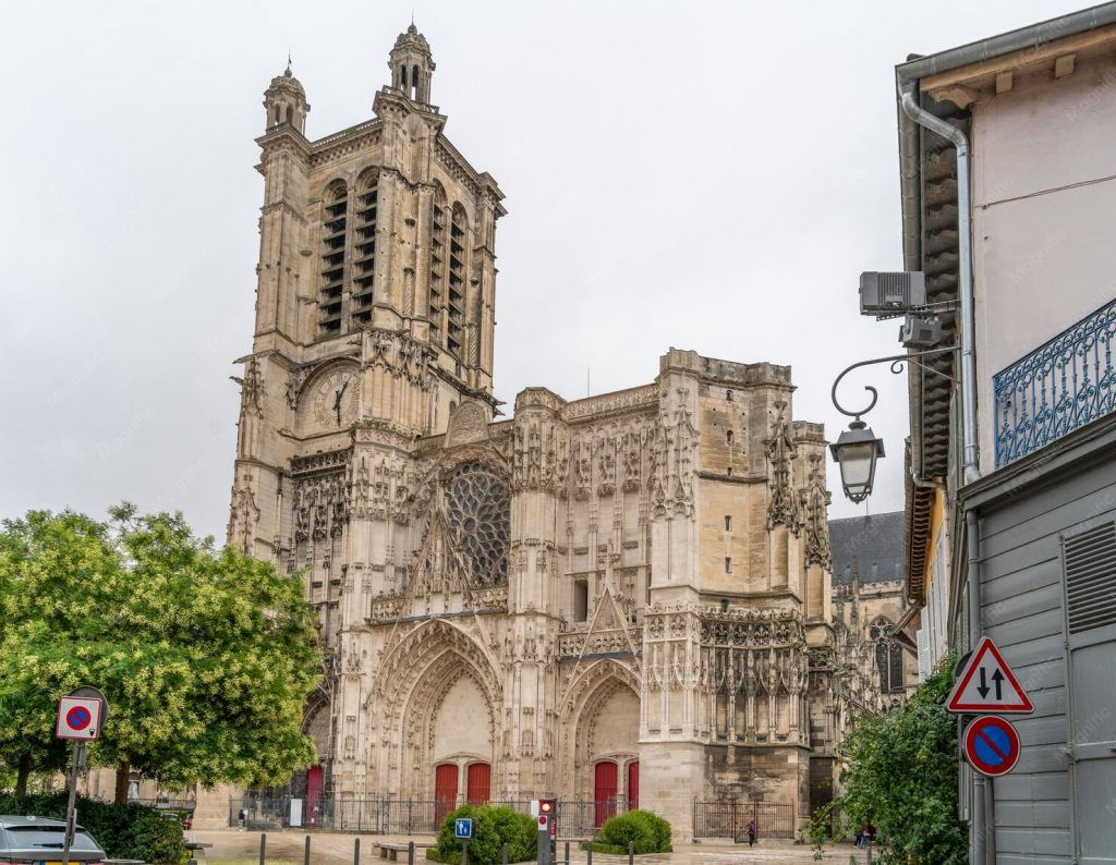 La cathédrale de troyes dans le centre ville La cathédrale de troyes dans le centre ville