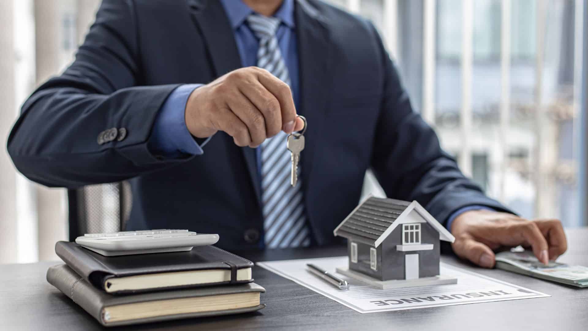 Un agent immobilier dans une agence Un agent immobilier dans une agence