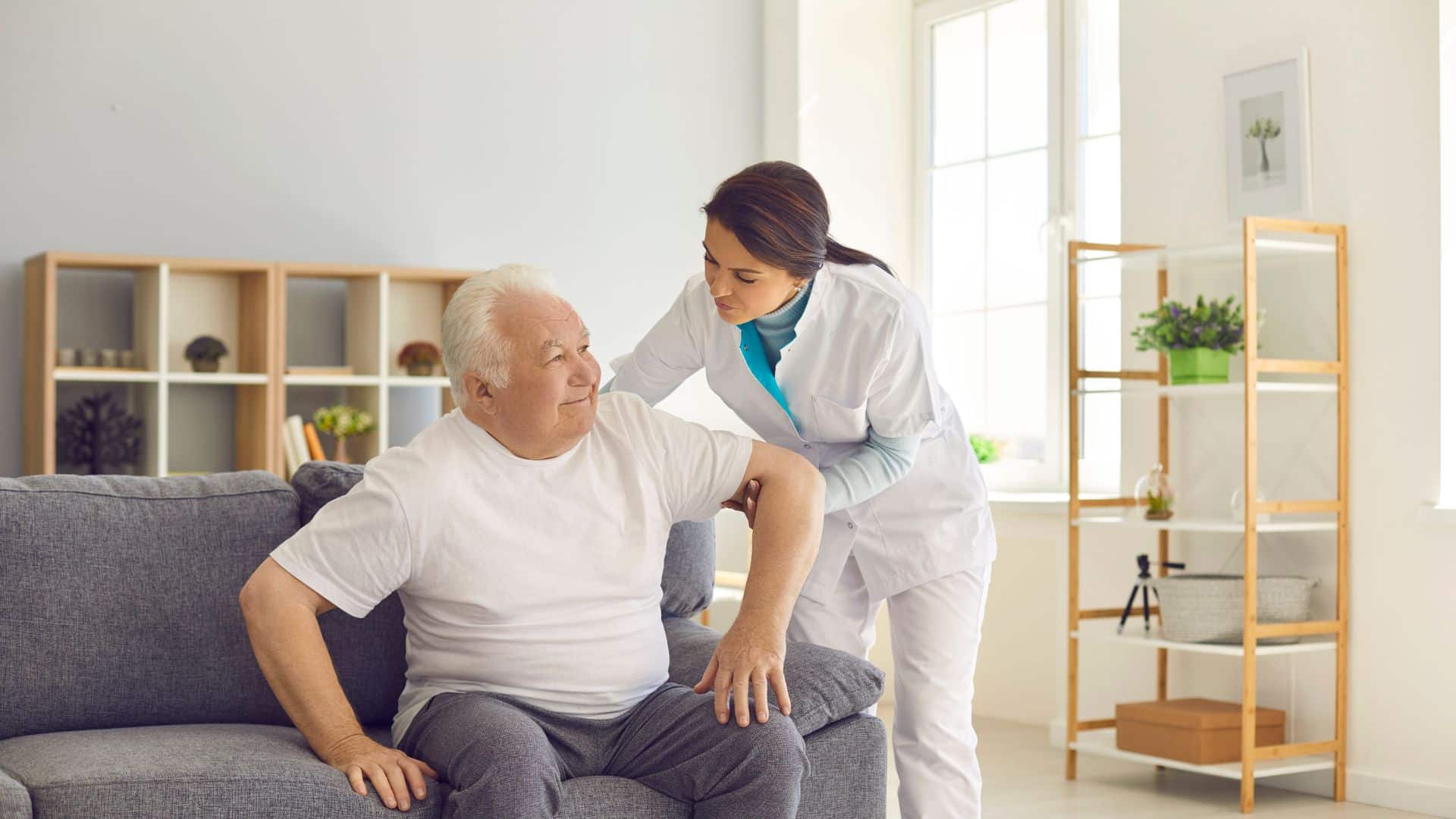 Une aide à domicile comme proposé par Seniorescence Une aide à domicile comme proposé par Seniorescence
